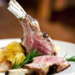 Carré d’Agneau à la Vanille et Poivre Sauvage Voatsiperifery